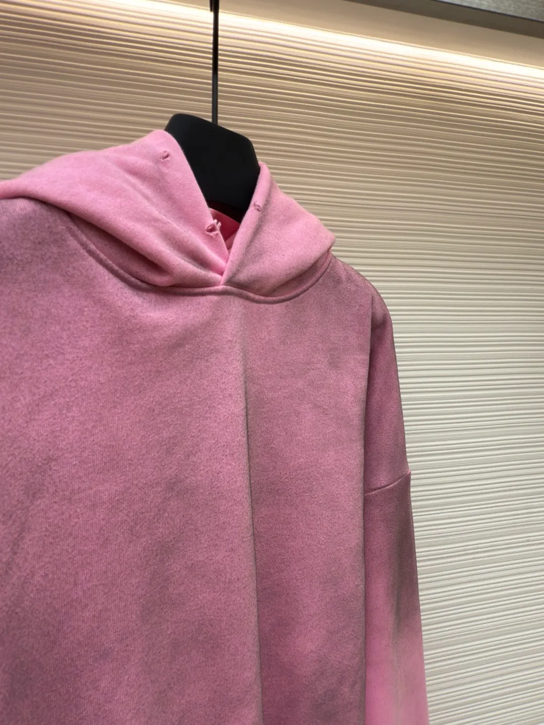 Acne Studios 1996 distressed printed hooded sweatshirt ●Authentic product: Purchased and developed for 2199 ●Item number: 1680618-A85 ●Fabric: pure cotton fabric ●Technology: printing production ●Version: loose fit ●Weight: about 855 grams ●Size: S-M-L-XL ●Description: The fabric is made of custom-made pure cotton, washed with distressed and dirty gradient techniques, printed on the back, and the overall wiring is straight and delicate. The fabric is comfortable and soft, with consistent colors and no color difference. It can be matched with the same style to create a fashionable look and control various occasions. Customized accessories, complete with three standards, same style for men and women!